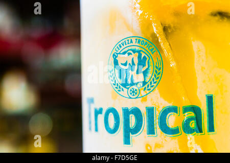 Di ghiaccio freddo Tropical birra locale per le isole Canarie e prodotta dalla Compañia Cervecera de Canarias in Tenerife Foto Stock