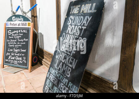 Segni al di fuori di un pub inglese in una vacanza spagnola resort pubblicità Arrosto domenicale e gli altri pasti in inglese. Foto Stock