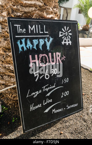 Segni al di fuori di un pub inglese in una vacanza spagnola resort pubblicità a buon mercato bevande durante "happy hour". Foto Stock