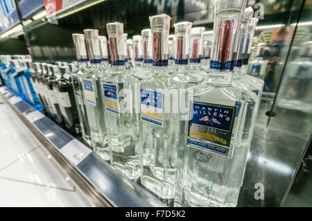 Martin Miller in Inglese Islandese gin in vendita in aeroporto presso un negozio duty free. Foto Stock