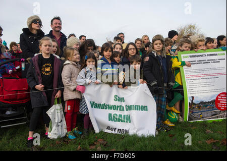 Una protesta contro la proposta di costruzione di una storia di due grandi casa di testa e albero su Wandwsorth comune per Crossrail 2 Foto Stock