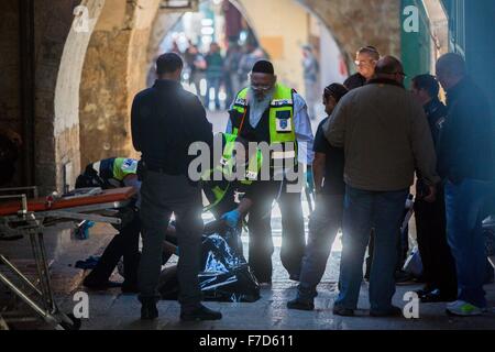 (151129) -- Gerusalemme, nov. 29, 2015 (Xinhua) -- forze di sicurezza israeliane e ZAKA personale a lavorare vicino al corpo di un uomo palestinese sulla scena di un accoltellato attentato vicino alla porta di Damasco all'ingresso a Gerusalemme la città vecchia, su nov. 29, 2015. Un confine israeliano funzionario di polizia subito lieve a moderata di ferite e un aggressore palestinese è stato ucciso in un attacco accoltellato a Gerusalemme la domenica mattina, la polizia israeliana detta. L'incidente ha avuto luogo vicino alla porta di Damasco. Un 38-anno-vecchio palestinese di Nablus nella West Bank si avvicinò a bordo due funzionari di polizia, tirato fuori un coltello Foto Stock