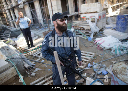 (151129) -- Gerusalemme, nov. 29, 2015 (Xinhua) -- forze di sicurezza israeliane cerca un utente malintenzionato palestinese vicino alla scena di un accoltellato l attentato a Gerusalemme il 9 novembre 29, 2015. Una donna è stata moderatamente ferito in accoltellato l attacco a una fermata di autobus di Gerusalemme Romema del vicinato. (Xinhua/JINI) Foto Stock