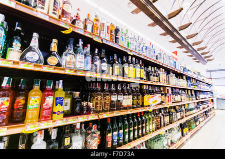Scaffali con bottiglie di alcolici in un supermercato spagnolo a Lanzarote, Isole Canarie Foto Stock