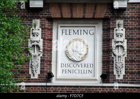 Monumento a Sir Alexander Fleming presso l'ospedale St Mary. Foto Stock