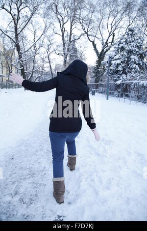 La donna lo scivolamento sulla neve Foto Stock