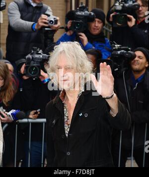 Bob Geldof parla ai tifosi fuori Sarm studios. Aiuto di banda 30 la registrazione a Sarm Studios, West London. Foto Stock