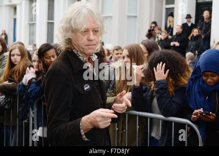 Bob Geldof parla ai tifosi fuori Sarm studios. Aiuto di banda 30 la registrazione a Sarm Studios, West London. Foto Stock
