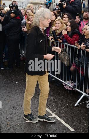 Bob Geldof parla ai tifosi fuori Sarm studios. Aiuto di banda 30 la registrazione a Sarm Studios, West London. Foto Stock
