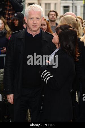 Richard Curtis e la moglie Emma Freud arriva a Sarm studios per la banda di aiuto registrazione 30, West London. Foto Stock