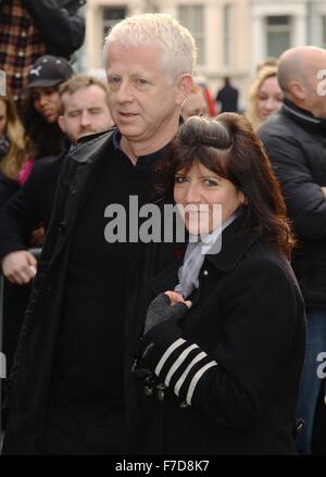 Richard Curtis e la moglie Emma Freud arriva a Sarm studios per la banda di aiuto registrazione 30, West London. Foto Stock