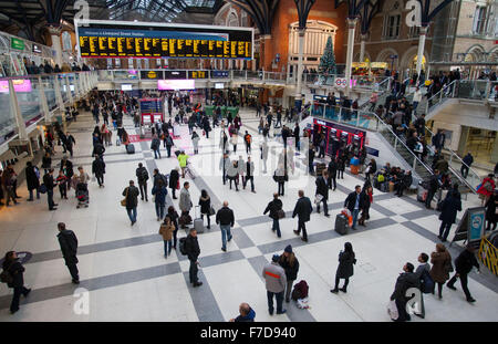 Londra Liverpool Street station concourse vivace con i viaggiatori sul loro modo home Foto Stock