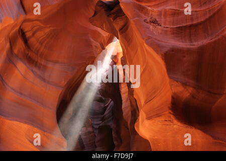 Prese a mezzogiorno in Antelope Canyon, la luce è venuta attraverso la stretta entrata del canyon facendo una lightray Foto Stock
