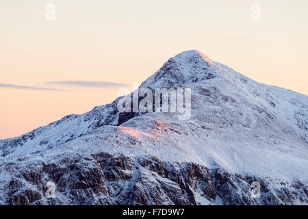 Ultima luce su una coperta di neve Stob Coire nan Lochan (Bidean nam Bian), Glen Coe, Scozia Foto Stock