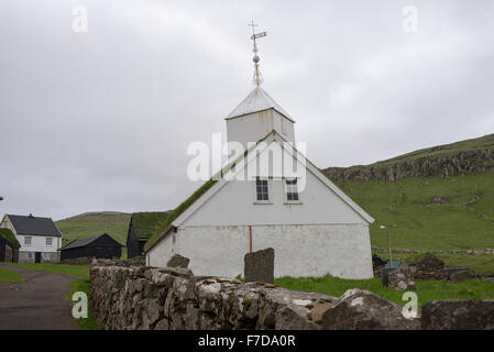 Chiesa bianca su mykines su mykines come visto dall'esterno Foto Stock