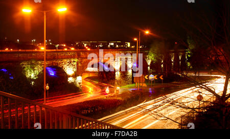 Il viadotto ferroviario, su un wet novembre serata, Dunfermline, Fife, Scozia Foto Stock
