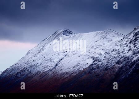 La cresta di Buachaille Etive Beag con la Munro vertice di Stob Dubh in corrispondenza della estremità lontana, Glen Coe, Scozia Foto Stock