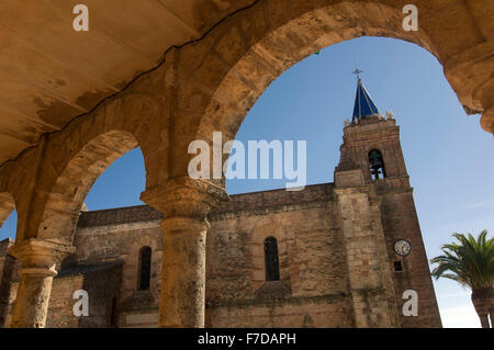 Il municipio e la chiesa di La Purisima Concepcion, Zufre, provincia di Huelva, regione dell'Andalusia, Spagna, Europa Foto Stock