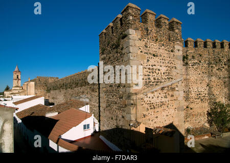 Vista urbano con Castello (XIII secolo), Cumbres Mayores, provincia di Huelva, regione dell'Andalusia, Spagna, Europa Foto Stock