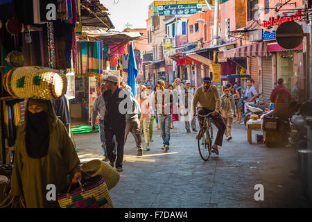 Una tipica atmosfera delle strade della vecchia medina di Marrakech Foto Stock