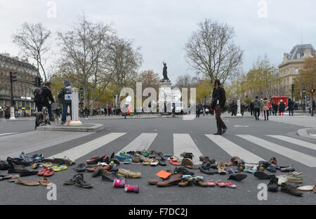 Parigi. 29 Nov, 2015. La foto è stata scattata il 9 novembre 29, 2015 mostra alcune delle scarpe sulla Place de la Republique, nel centro di Parigi, Francia, come parte di una pacifica manifestazione chiamata dalla ONG Avaaz 'Parigi set off per il clima", come un tentativo di protestare con le autorità francesi sul divieto di pubbliche riunioni. Nella scia della sanguinosa ondata di esplosioni e sparatorie che sinistra 130 morti su nov. 13, Francia vietato "pesante marche pianificato in luoghi pubblici di Parigi e di altre città francesi". © Li Genxing/Xinhua/Alamy Live News Foto Stock