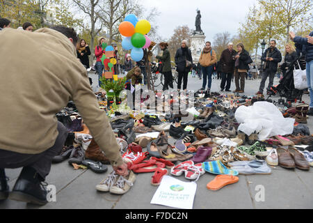 Parigi. 29 Nov, 2015. La foto è stata scattata il 9 novembre 29, 2015 mostra alcune delle scarpe sulla Place de la Republique, nel centro di Parigi, Francia, come parte di una pacifica manifestazione chiamata dalla ONG Avaaz 'Parigi set off per il clima", come un tentativo di protestare con le autorità francesi sul divieto di pubbliche riunioni. Nella scia della sanguinosa ondata di esplosioni e sparatorie che sinistra 130 morti su nov. 13, Francia vietato "pesante marche pianificato in luoghi pubblici di Parigi e di altre città francesi". © Li Genxing/Xinhua/Alamy Live News Foto Stock