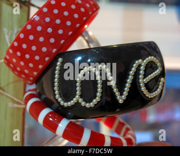 Amore bangle in nero e perle Foto Stock