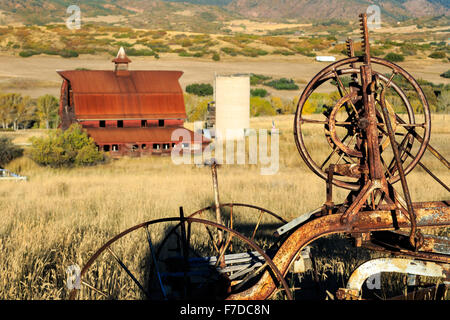 Un fienile in una fattoria in Colorado di gamma anteriore in autunno. Foto Stock