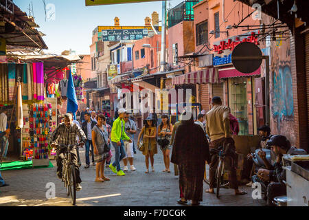 Una tipica atmosfera delle strade della vecchia medina di Marrakech Foto Stock