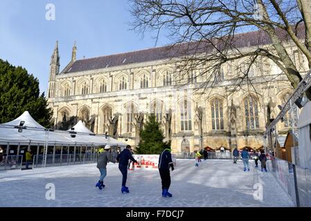 Pista di pattinaggio su ghiaccio nella motivazione della cattedrale di Winchester Hampshire REGNO UNITO Foto Stock