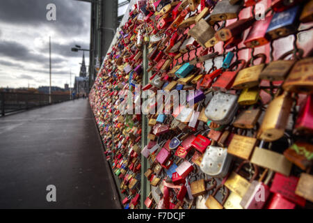 Amore si blocca sul ponte di Hohenzollern, Colonia, Germania, Europa Foto Stock