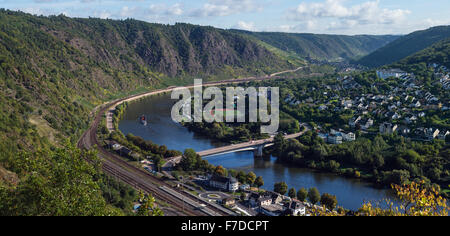 Vista sulla città di Cochem da Cochem Reichsburg (castello imperiale), Renania-Palatinato, Germania Foto Stock