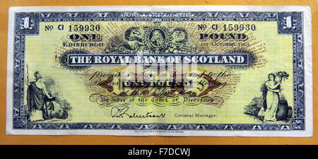 Old Royal Bank of Scotland plc,£1,nota 1965, UK,firmato da Robertson,giallo Foto Stock
