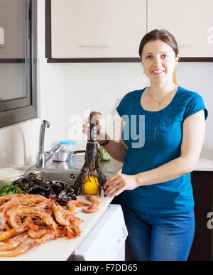 Sorridente cucina casalinga di mare specialità alimentari in home Foto Stock