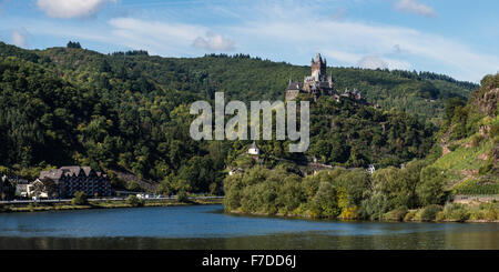 Vista panoramica sul fiume Mosella e la Cochem Reichsburg (castello imperiale), Renania-Palatinato, Germania Foto Stock