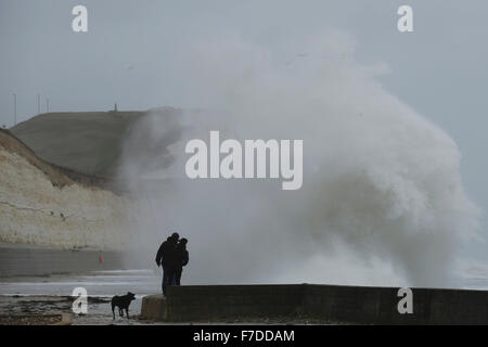 Saltdean, East Sussex, Regno Unito. 28 Novembre, 2015. La gente guarda come onde giganti crash al fondo di scogliere vicino Saltdean come tempesta Clodagh batte le East Sussex costa, Regno Unito Domenica 28 Novembre, 2015. Regioni della Gran Bretagna sono stati oggetto di un giallo allarme meteo per presenza di raffiche di vento fino a 60km/h. Fotografia : credito: Luca MacGregor/ Alamy Live News Foto Stock