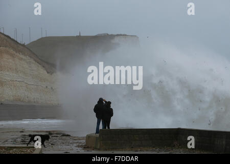 Saltdean, East Sussex, Regno Unito. 28 Novembre, 2015. La gente guarda come onde giganti crash al fondo di scogliere vicino Saltdean come tempesta Clodagh batte le East Sussex costa, Regno Unito Domenica 28 Novembre, 2015. Regioni della Gran Bretagna sono stati oggetto di un giallo allarme meteo per presenza di raffiche di vento fino a 60km/h. Fotografia : credito: Luca MacGregor/ Alamy Live News Foto Stock