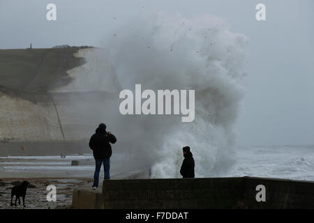 Saltdean, East Sussex, Regno Unito. 28 Novembre, 2015. La gente guarda come onde giganti crash al fondo di scogliere vicino Saltdean come tempesta Clodagh batte le East Sussex costa, Regno Unito Domenica 28 Novembre, 2015. Regioni della Gran Bretagna sono stati oggetto di un giallo allarme meteo per presenza di raffiche di vento fino a 60km/h. Fotografia : credito: Luca MacGregor / Alamy Live News Foto Stock