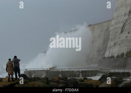 Saltdean, East Sussex, Regno Unito. 28 Novembre, 2015. La gente guarda come onde giganti crash al fondo di scogliere vicino Saltdean come tempesta Clodagh batte le East Sussex costa, Regno Unito Domenica 28 Novembre, 2015. Regioni della Gran Bretagna sono stati oggetto di un giallo allarme meteo per presenza di raffiche di vento fino a 60km/h. Fotografia : credito: Luca MacGregor / Alamy Live News Foto Stock