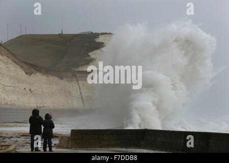 Saltdean, East Sussex, Regno Unito. 28 Novembre, 2015. La gente guarda come onde giganti crash al fondo di scogliere vicino Saltdean come tempesta Clodagh batte le East Sussex costa, Regno Unito Domenica 28 Novembre, 2015. Regioni della Gran Bretagna sono stati oggetto di un giallo allarme meteo per presenza di raffiche di vento fino a 60km/h. Fotografia : credito: Luca MacGregor / Alamy Live News Foto Stock