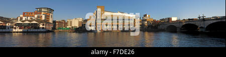 Pano del Fiume Tamigi a Kingston-upon-Thames,West London,l'Inghilterra,UK incl John Lewis Foto Stock