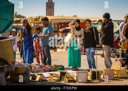 Giovani donne sulla piazza Jemaa el Fna a Marrakech Foto Stock