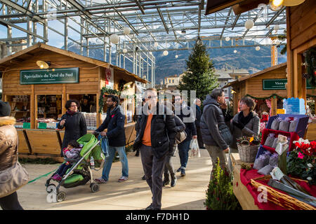 Aosta, Italia - 29 Novembre, 2015. Gli acquirenti hanno approfittato del sole e stagionalmente temperature miti per visitare il 'Marché Vert Noël' - Verde Mercatino di Natale - che ha appena aperto nel centro storico anfiteatro romano (Teatro Romano). Il mercato viene eseguito ogni giorno a partire da oggi e fino al 6 gennaio 2016. Le caratteristiche del mercato fatto a mano artisinal merci dalla Val d'Aosta, altre parti d'Italia e in tutta Europa, nonché prodotte localmente cibi di specialità e vini provenienti dalla regione Valle d'Aosta. Genyphyr Novak/Alamy Live News Foto Stock