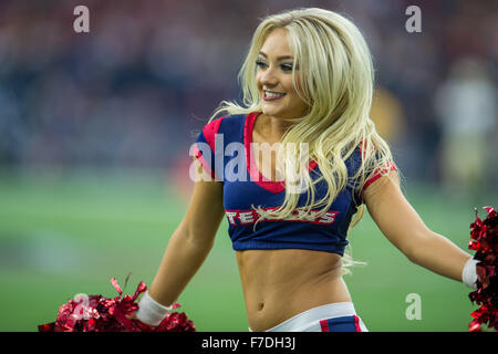 Houston, Texas, Stati Uniti d'America. 29 Nov, 2015. Houston Texans cheerleader eseguire durante il terzo trimestre di un gioco di NFL tra Houston Texans e New Orleans Saints presso NRG Stadium di Houston, TX in novembre 29th, 2015. Credito: Trask Smith/ZUMA filo/Alamy Live News Foto Stock