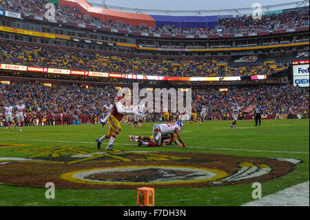 Landover, Maryland, Stati Uniti d'America. Il 29 Novembre, 2015. Washington Redskins fuori linebacker Trento Murphy (93) Appena manca un pick nella zona di estremità durante il match tra New York Giants e Washington Redskins a FedEx in campo Landover, MD. Il Redskins ha tenuto una prima metà, shutout portano a vincere 14-20. © Cal Sport Media/Alamy Live News Credito: Cal Sport Media/Alamy Live News Foto Stock