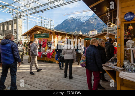 Aosta, Italia - 29 Novembre, 2015. Gli acquirenti hanno approfittato del sole e stagionalmente temperature miti per visitare il 'Marché Vert Noël' - Verde Mercatino di Natale - che ha appena aperto nel centro storico anfiteatro romano (Teatro Romano). Il mercato viene eseguito ogni giorno a partire da oggi e fino al 6 gennaio 2016. Le caratteristiche del mercato fatto a mano artisinal merci dalla Val d'Aosta, altre parti d'Italia e in tutta Europa, nonché prodotte localmente cibi di specialità e vini provenienti dalla regione Valle d'Aosta. Genyphyr Novak/Alamy Live News Foto Stock