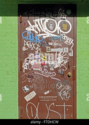 Una porta su un Nord 7th Street a Williamsburg, Brooklyn, New York con graffiti e adesivi Foto Stock