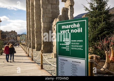 Aosta, Italia - 29 Novembre, 2015. Gli acquirenti hanno approfittato del sole e stagionalmente temperature miti per visitare il 'Marché Vert Noël' - Verde Mercatino di Natale - che ha appena aperto nel centro storico anfiteatro romano (Teatro Romano). Il mercato viene eseguito ogni giorno a partire da oggi e fino al 6 gennaio 2016. Le caratteristiche del mercato fatto a mano artisinal merci dalla Val d'Aosta, altre parti d'Italia e in tutta Europa, nonché prodotte localmente cibi di specialità e vini provenienti dalla regione Valle d'Aosta. Genyphyr Novak/Alamy Live News Foto Stock