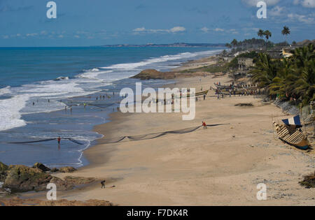 I pescatori alaggio in reti, Cape Coast, in Ghana Foto Stock