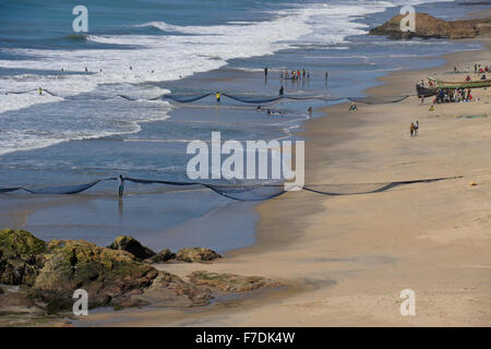 I pescatori alaggio in reti, Cape Coast, in Ghana Foto Stock